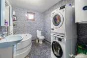 Casă pentru familie, 7 camere, teren mare și vedere la lac 