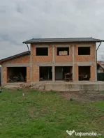 Casa de vanzare la rosu
