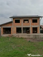 Casa de vanzare la rosu 
