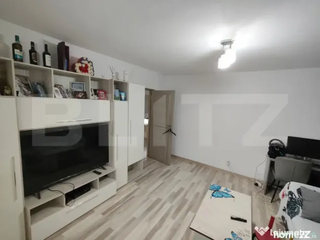 Apartament 3 camere, etaj 7/9 cu lift, 70 mp, zona Micro 6