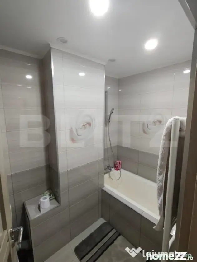Apartament 3 camere, etaj 7/9 cu lift, 70 mp, zona Micro 6