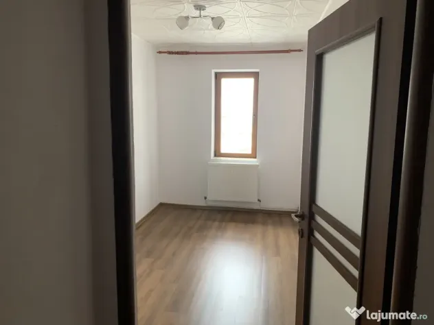 Apartament cu 3 camere de vânzare în Curtea de Argeș central