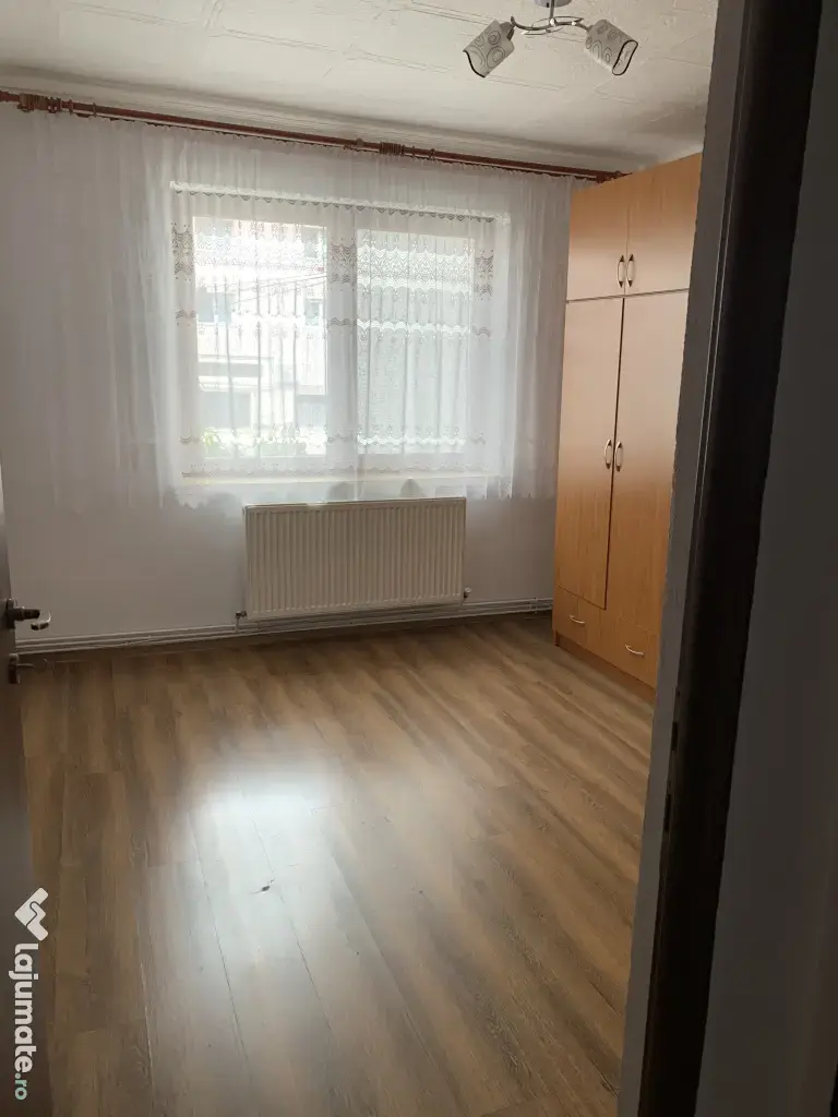 Apartament cu 3 camere de vânzare în Curtea de Argeș central