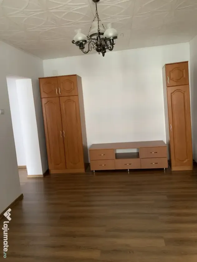 Apartament cu 3 camere de vânzare în Curtea de Argeș central