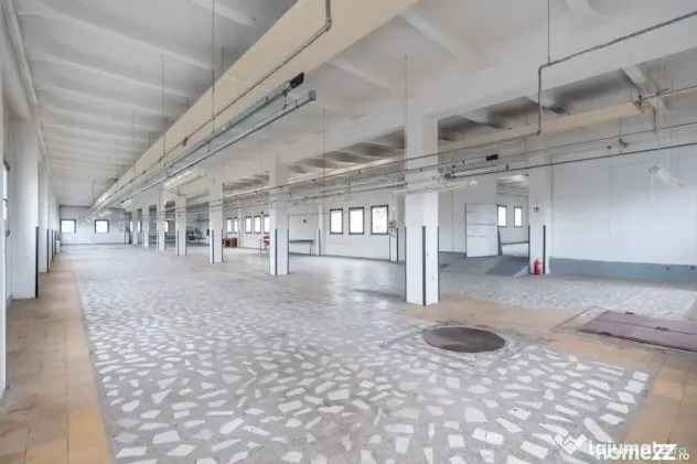 Spatiu industrial/comercial P+1, 3400 mp utili, teren 4000 m