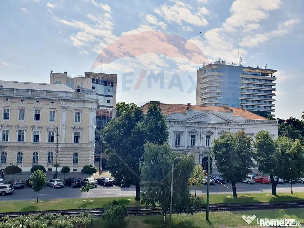 Apartament spatios de vanzare in Palatul Neuman, ultracen...