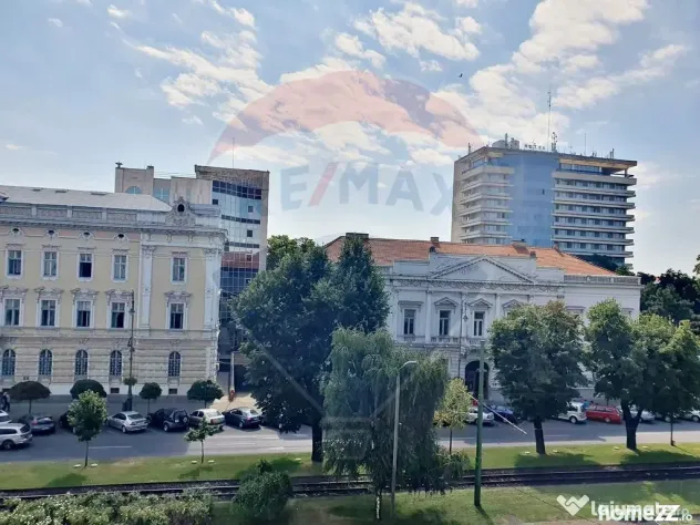 Apartament spatios de vanzare in Palatul Neuman, ultracen...