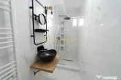 Apartament cu 200 mp TEREN - Mobilat si utilat -Metrou Berce 