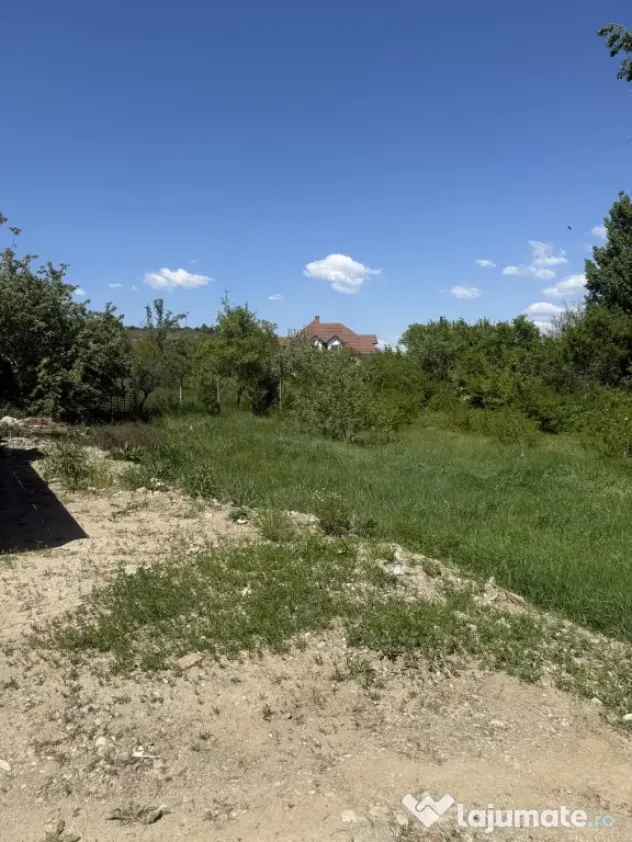 Vând teren zona Deva – loc liniștit, acces bun, utilități aproape, 942mp