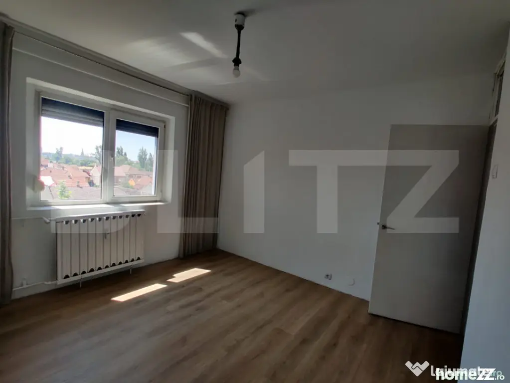 Apartament 3 camere, 65 mp, 2 bai, balcon deschis, zona Dece