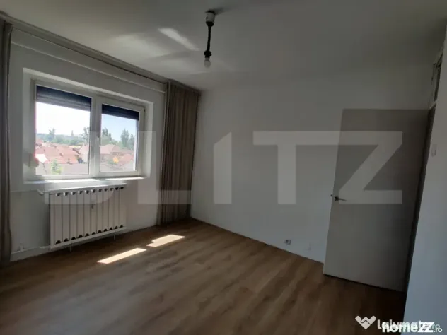 Apartament 3 camere, 65 mp, 2 bai, balcon deschis, zona Dece