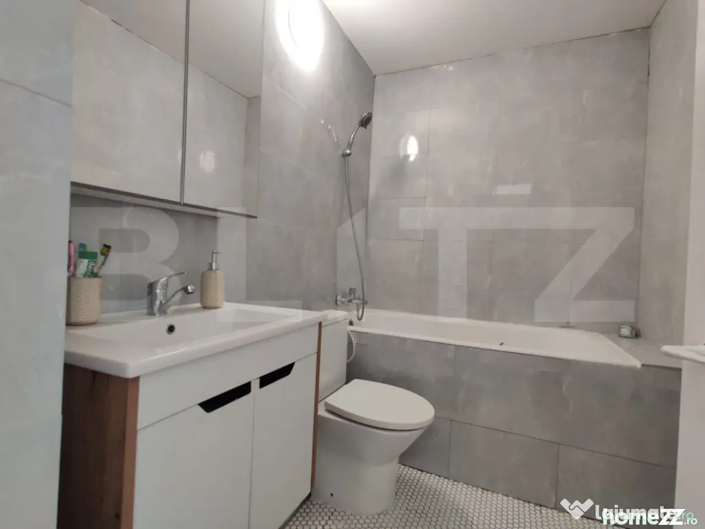 Apartament 3 camere, 65 mp, 2 bai, balcon deschis, zona Dece
