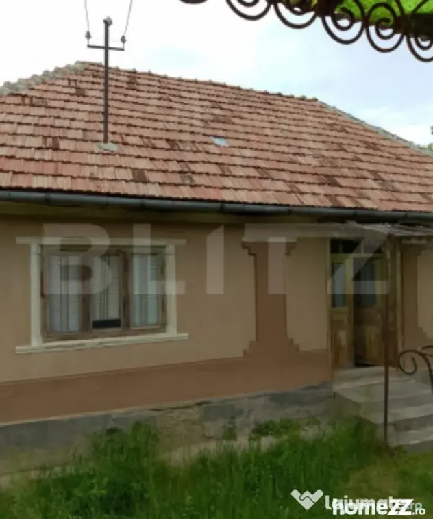 Casă cu 3 camere și un teren de 3000 mp, zona Cuzaplac