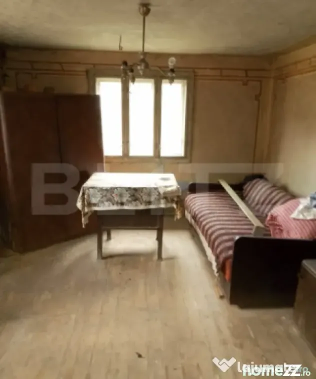 Casă cu 3 camere și un teren de 3000 mp, zona Cuzaplac