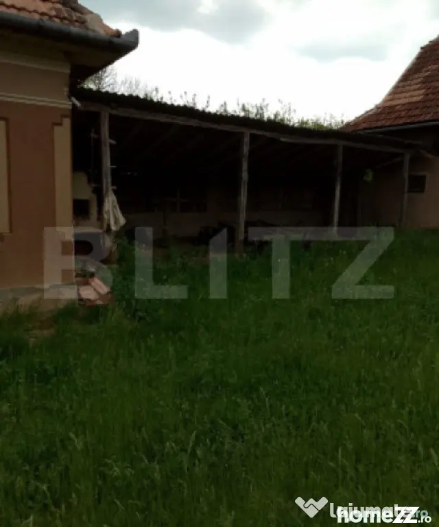 Casă cu 3 camere și un teren de 3000 mp, zona Cuzaplac