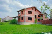 De vânzare proprietate cu două clădiri la roșu, Cord?...