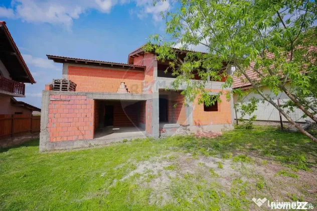 De vânzare proprietate cu două clădiri la roșu, Cord?...