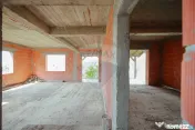 De vânzare proprietate cu două clădiri la roșu, Cord?...