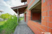 De vânzare proprietate cu două clădiri la roșu, Cord?...