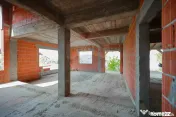 De vânzare proprietate cu două clădiri la roșu, Cord?...