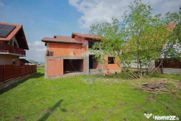 De vânzare proprietate cu două clădiri la roșu, Cord?...
