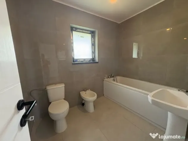 122000euro, Casa cu 3 camere,single,dressing/2bai,beci!!!