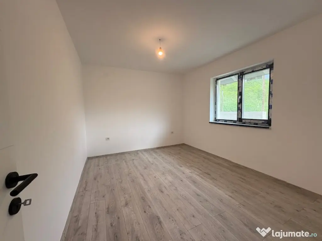 122000euro, Casa cu 3 camere,single,dressing/2bai,beci!!!