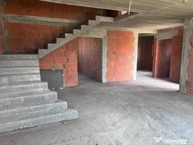 Casa de vanzare la rosu, 240 mp, zona Aeroport