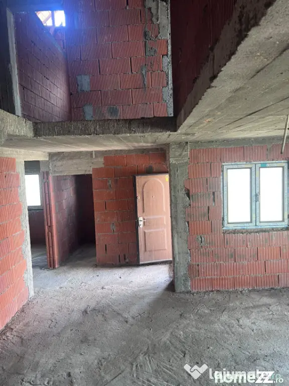 Casa de vanzare la rosu, 240 mp, zona Aeroport