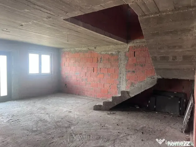 Casa de vanzare la rosu, 240 mp, zona Aeroport