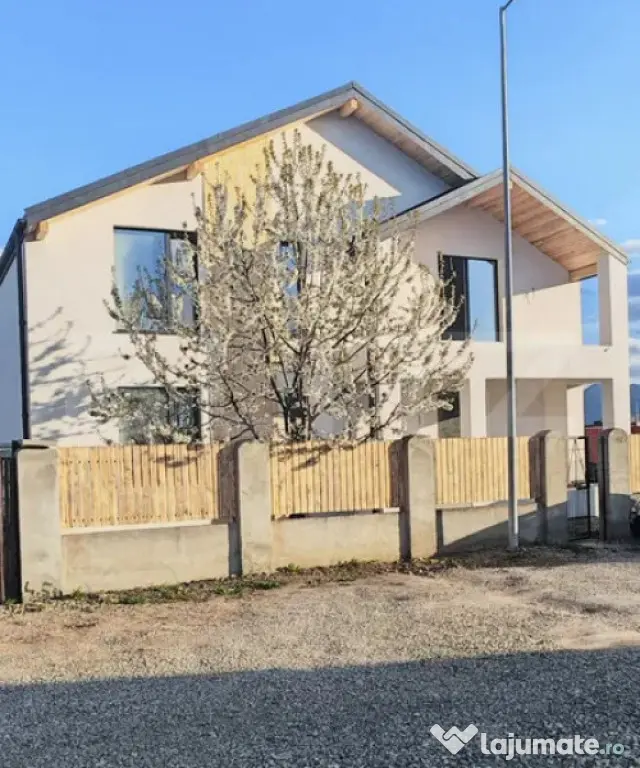 Casă modernă lângă Rezervația Lempes – spațiu, confo