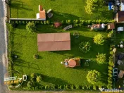 Casuta din lemn,cu 520mp teren intravilan,zona linistita,apr