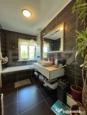 Apartament 3 camere, 77 mp, 2 băi, etaj 1, parcare, Sub Cet 