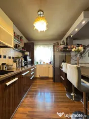 Apartament 3 camere, 77 mp, 2 băi, etaj 1, parcare, Sub Cet 