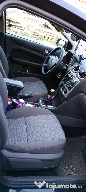 vând Ford focus