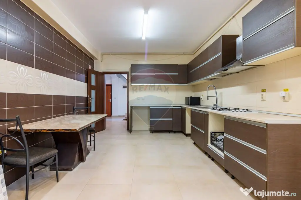 Apartament de vanzare cu 4 camere în Bucurestii Noi, met...