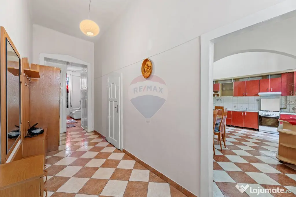 Apartament cu 3 camere zona Boul Roșu