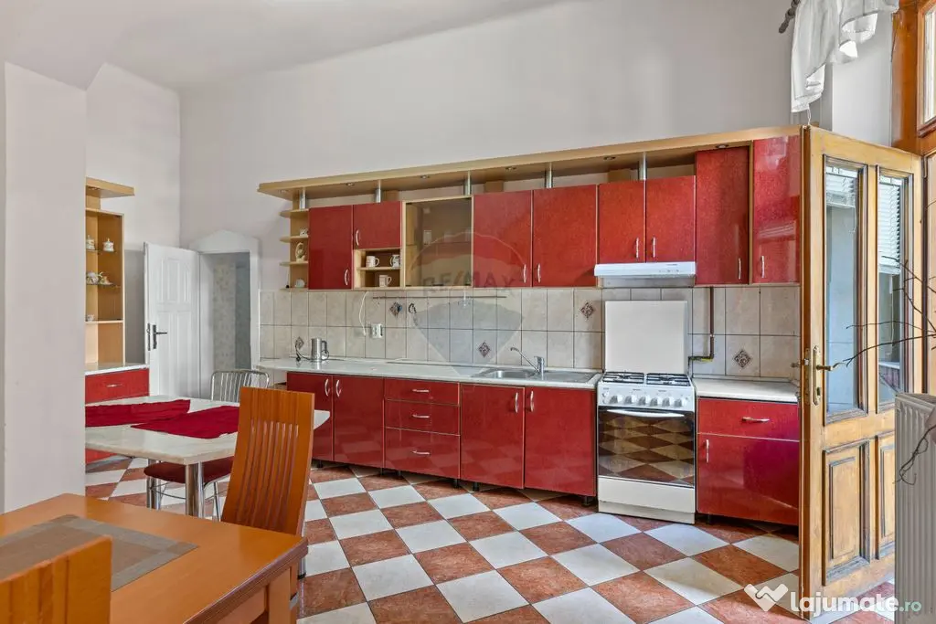 Apartament cu 3 camere zona Boul Roșu