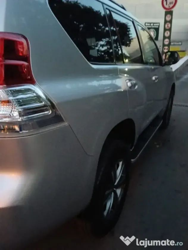 Toyota Land Cruiser ținută garaj dotări premium luxuri extra