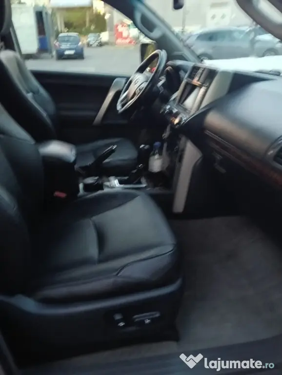 Toyota Land Cruiser ținută garaj dotări premium luxuri extra