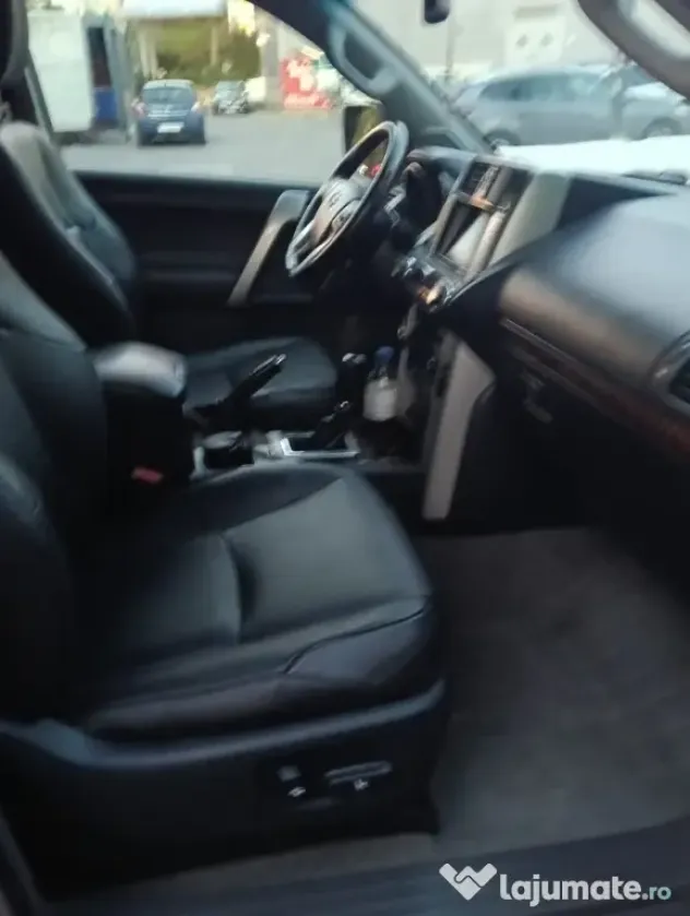 Toyota Land Cruiser ținută garaj dotări premium luxuri extra