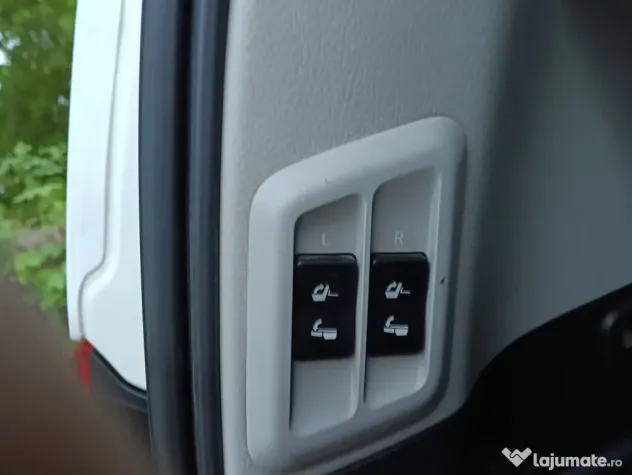 Toyota Land Cruiser ținută garaj dotări premium luxuri extra
