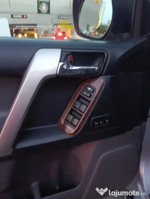 Toyota Land Cruiser ținută garaj dotări premium luxuri extra