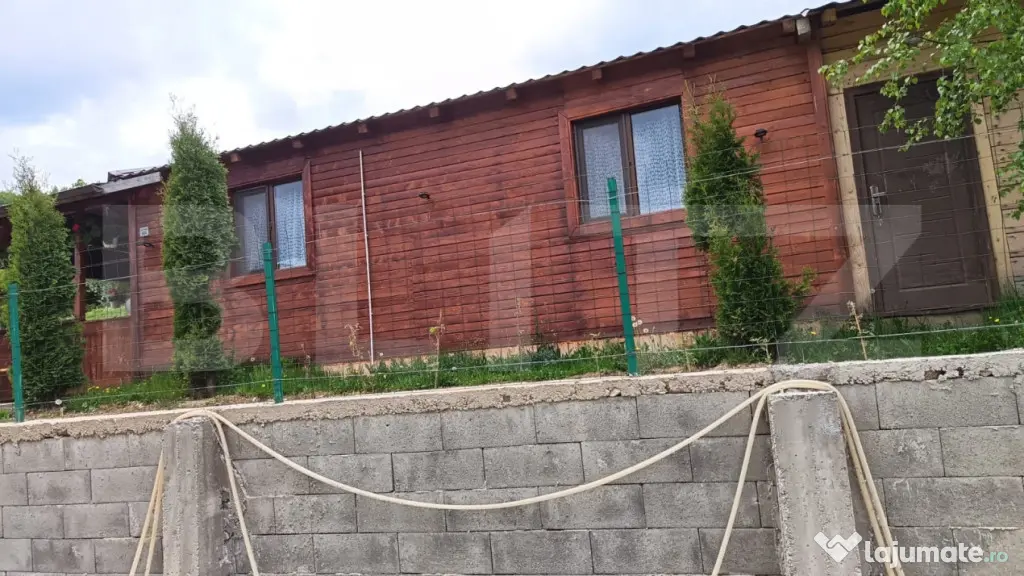 Casa cu teren de 2330 mp, anexa de 15 mp, zona Muntele Rece