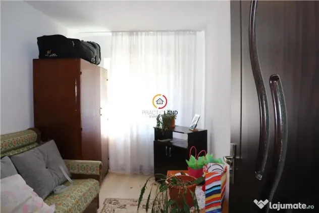 Luminos si spatios! Apartament 3 camere, decomandat, parter