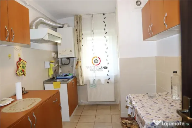 Luminos si spatios! Apartament 3 camere, decomandat, parter