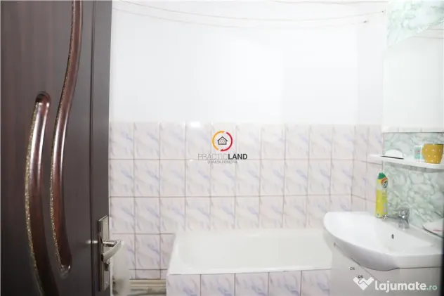 Luminos si spatios! Apartament 3 camere, decomandat, parter