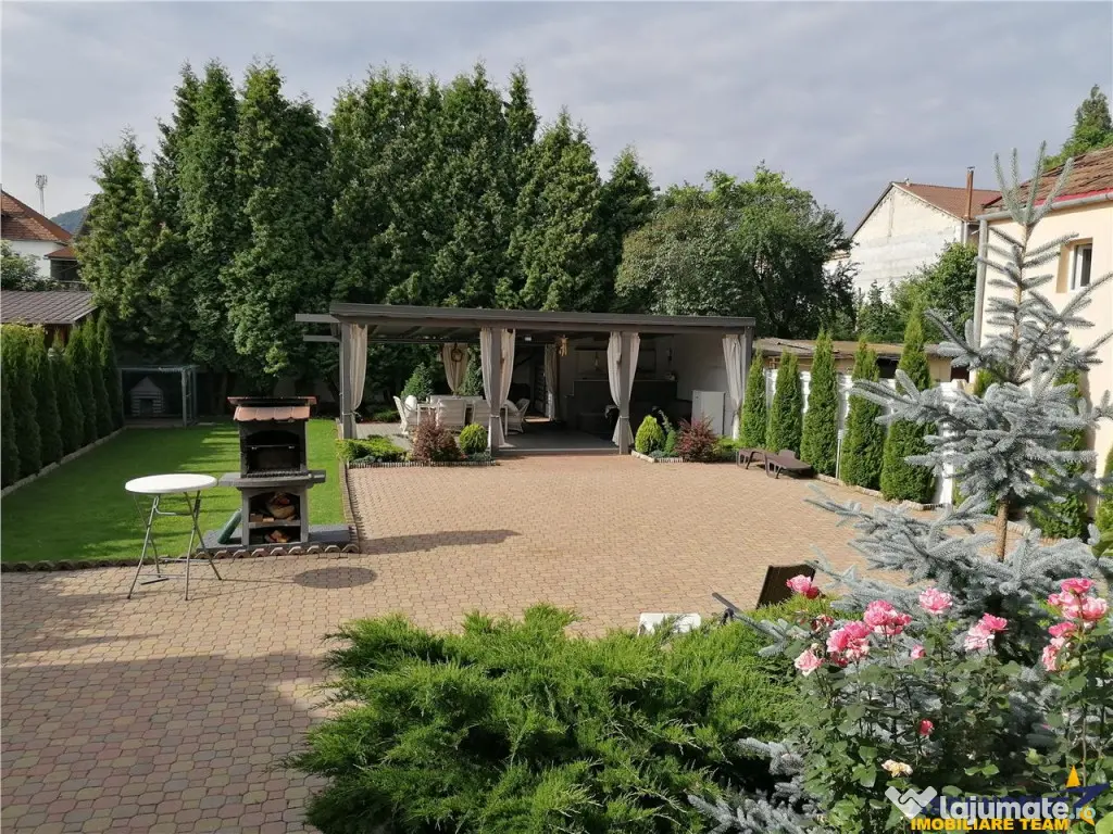 Proprietate deosebita, pe 4 camere, 140 mp, curte amenajata,