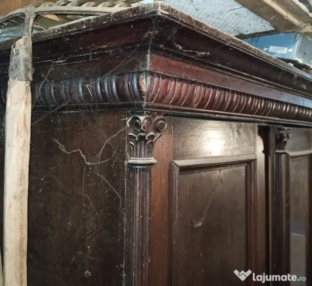 Mobilă veche două corpuri