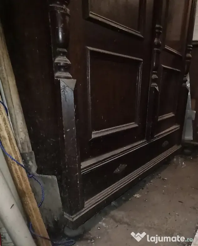 Mobilă veche două corpuri